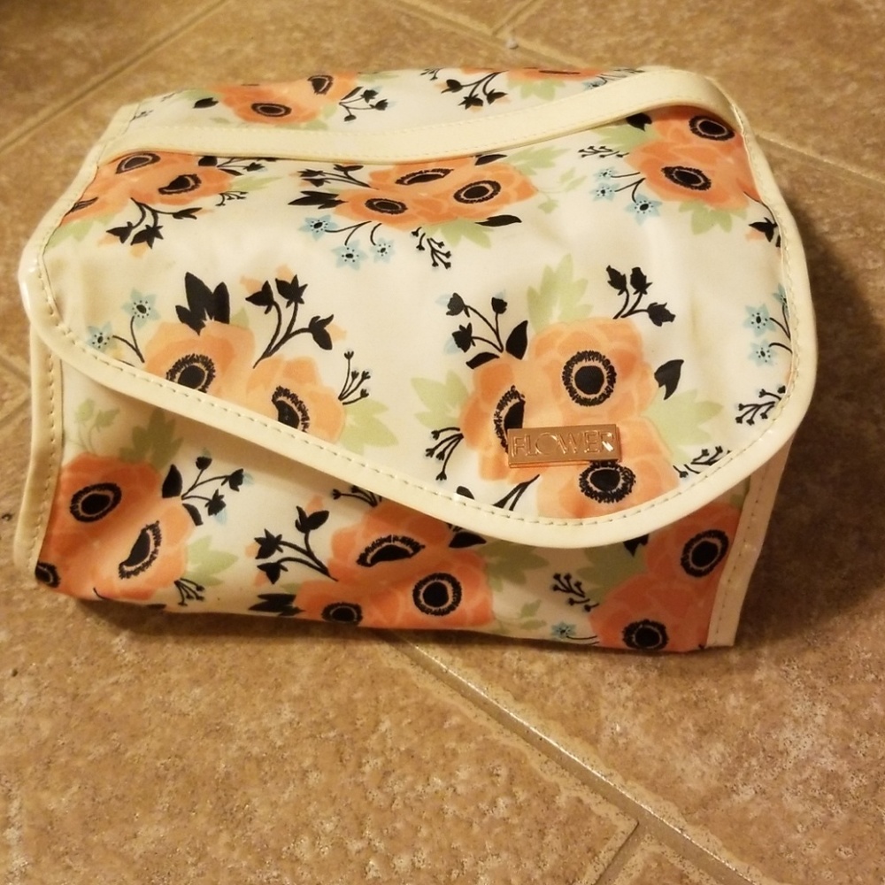 Flower travel organizer